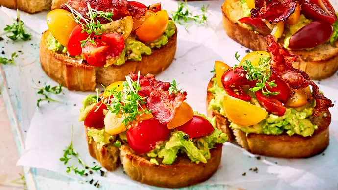 Avocado-Speck- Bruschetta Rezept - Foto: LECKER @ Bauer Media Group Avocado-Speck- Bruschetta Rezept - Foto: LECKER @ Bauer Media Group