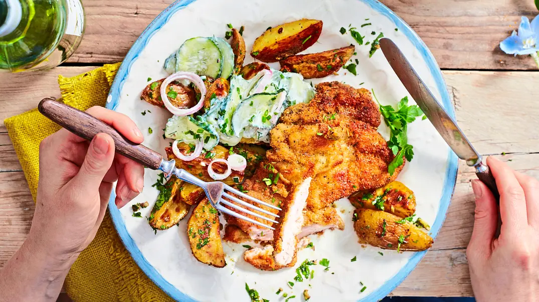Hähnchenschnitzel mit Gurkensalat Rezept - Foto: LECKER @ Bauer Media Group Hähnchenschnitzel mit Gurkensalat Rezept - Foto: LECKER @ Bauer Media Group