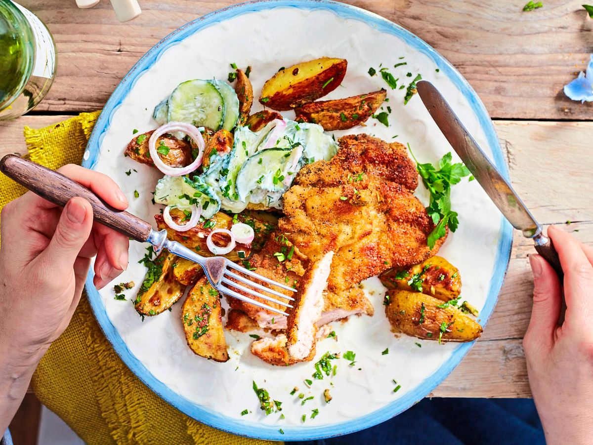 Hähnchenschnitzel mit Gurkensalat Rezept