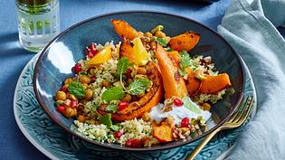 Kürbis-Couscous-Bowl mit Granatapfel serviert - Foto: LECKER @ Bauer Media Group