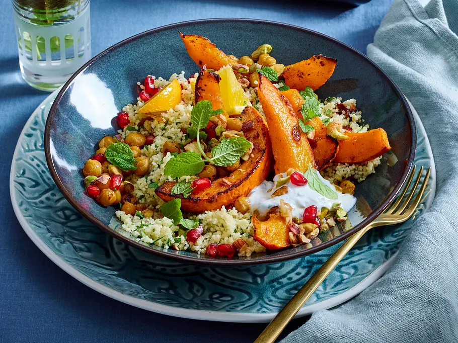 Satay-Tofu mit Brokkolini Rezept Kürbis-Couscous-Bowl mit Granatapfel serviert