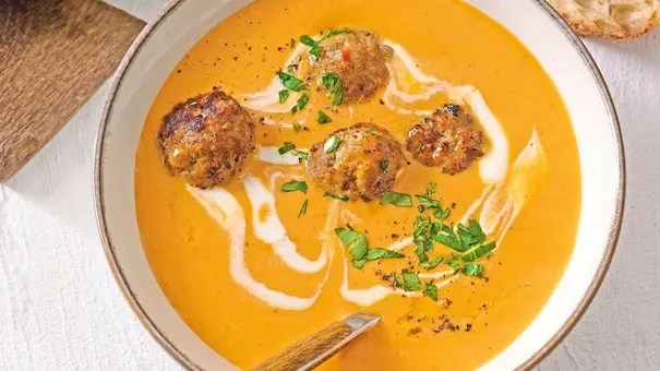 Leuchtend orangefarbene Paprika-Suppe mit Schmand-Swirl, gebratenen Mettbällchen und Petersilie. - Foto: LECKER @ Bauer Media Group Leuchtend orangefarbene Paprika-Suppe mit Schmand-Swirl, gebratenen Mettbällchen und Petersilie. - Foto: LECKER @ Bauer Media Group