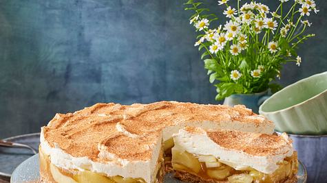 Cantuccini-Apfelkuchen ohne Backen in einer Runden Form, mit einer Weißen Creme getopped und mit Zimt bestreut - Foto: LECKER @ Bauer Media Group