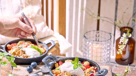 Crumble  mit Obst & FroYo Rezept - Foto: House of Food / Bauer Food Experts KG