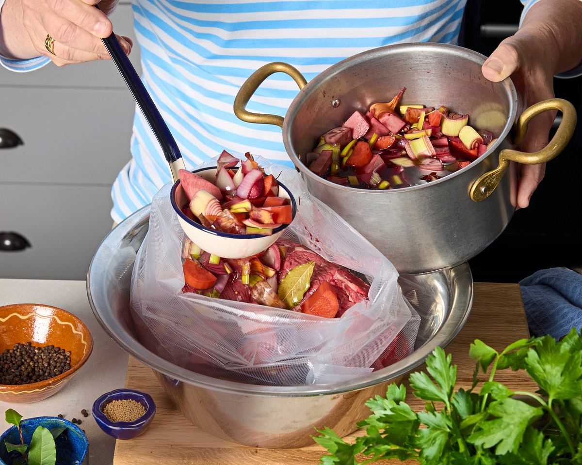 Handgriffe zum klassischen Sauerbraten mit Soße