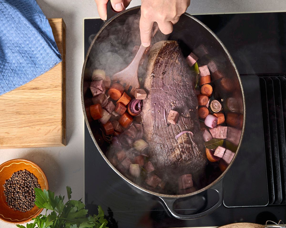 Handgriffe zum klassischen Sauerbraten mit Soße