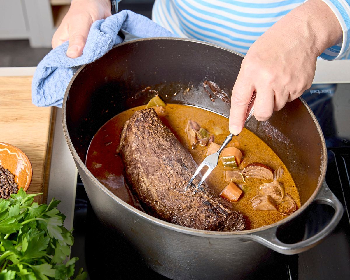 Handgriffe zum klassischen Sauerbraten mit Soße