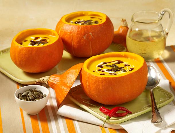 Kürbissuppe in der Kürbisschale Rezept