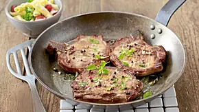 Marinierte Schweinekoteletts zu Nudelsalat Rezept - Foto: LECKER @ Bauer Media Group
