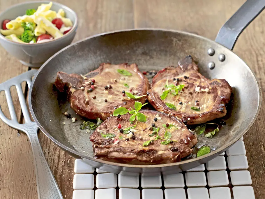 Marinierte Schweinekoteletts zu Nudelsalat Rezept Marinierte Schweinekoteletts zu Nudelsalat Rezept