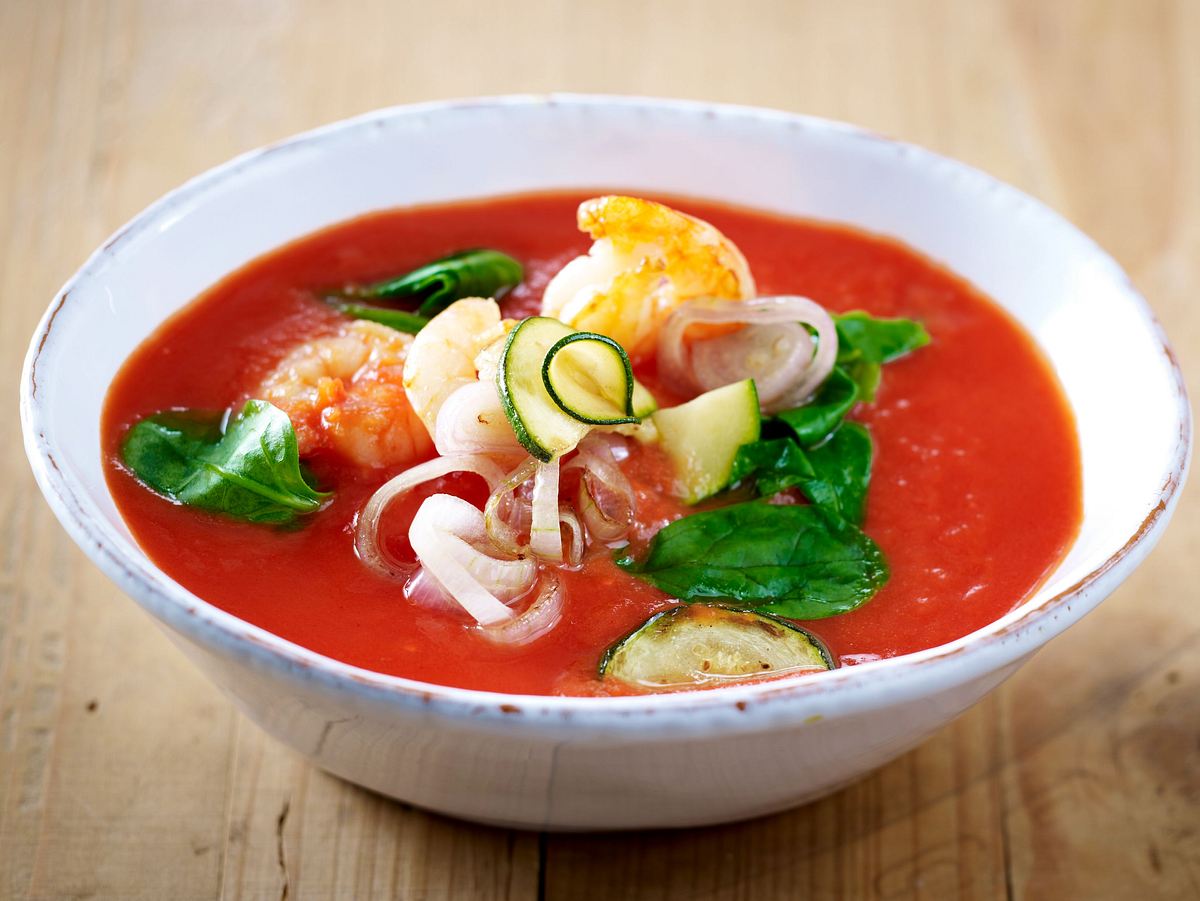 Tomatensuppe mit Garnelen, Zucchini und Spinat