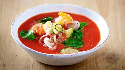 Tomatensuppe mit Garnelen, Zucchini und Spinat - Foto: House of Food / Bauer Food Experts KG