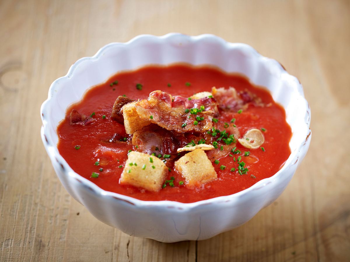 Tomatensuppe mit Croûtons, Knoblauch, Bacon und Schnittlauch