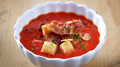 Tomatensuppe mit Croûtons, Knoblauch, Bacon und Schnittlauch - Foto: House of Food / Bauer Food Experts KG