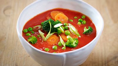 Tomatensuppe mit Brokkoli, Erbsen, Möhren und Lauchzwiebeln - Foto: House of Food / Bauer Food Experts KG