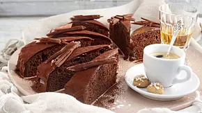 Italienische Schokoladentorte, saftig und mit Schokoglasur überzogen, garniert mit Schokoraspeln. - Foto: LECKER @ Bauer Media Group Italienische Schokoladentorte, saftig und mit Schokoglasur überzogen, garniert mit Schokoraspeln. - Foto: LECKER @ Bauer Media Group