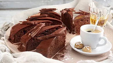 Italienische Schokoladentorte, saftig und mit Schokoglasur überzogen, garniert mit Schokoraspeln. - Foto: LECKER @ Bauer Media Group