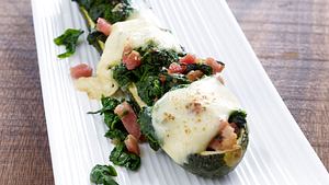 Gefüllte Zucchini mit Blattspinat, Speckstreifen, Schalotten und Mozzarella Rezept - Foto: House of Food / Bauer Food Experts KG