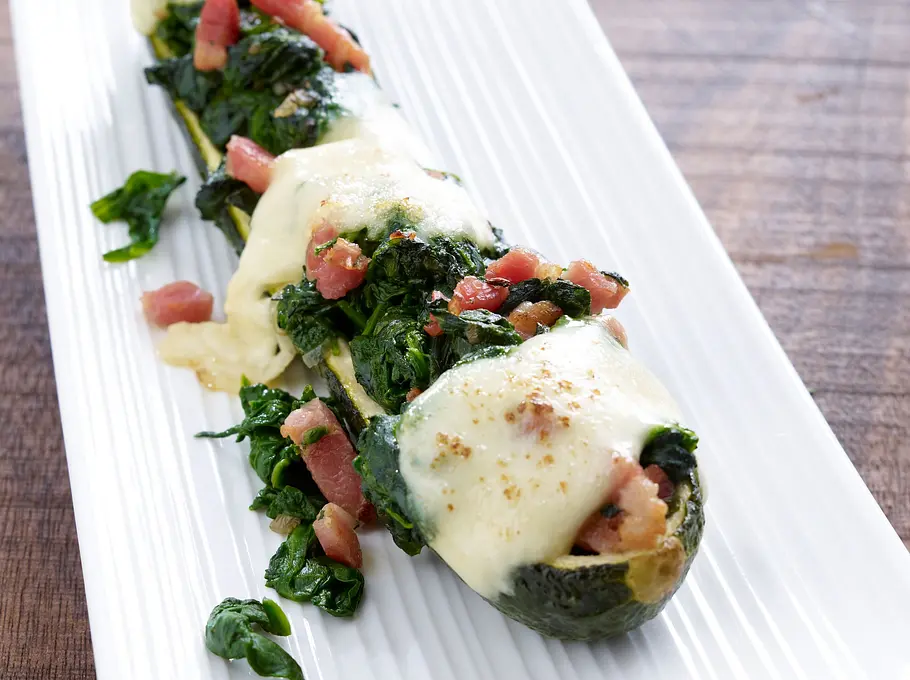 Gefüllte Zucchini mit Blattspinat, Speckstreifen, Schalotten und Mozzarella Rezept Gefüllte Zucchini mit Blattspinat, Speckstreifen, Schalotten und Mozzarella Rezept