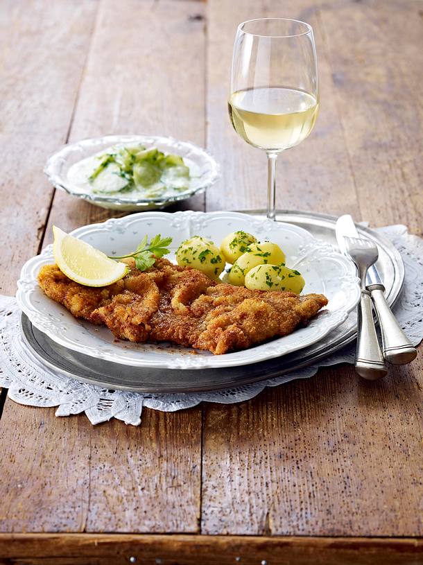 Wiener Schnitzel mit Gurkensalat und Butterkartoffeln Rezept Wiener Schnitzel mit Gurkensalat und Butterkartoffeln Rezept