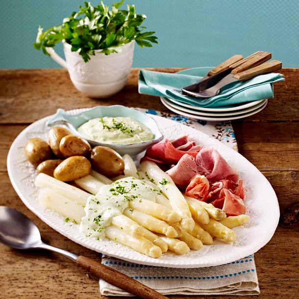 Spargelplatte mit neuen Kartoffeln, Frankfurter grüner Soße und verschiedenem Schinken Rezept Spargelplatte mit neuen Kartoffeln, Frankfurter grüner Soße und verschiedenem Schinken Rezept