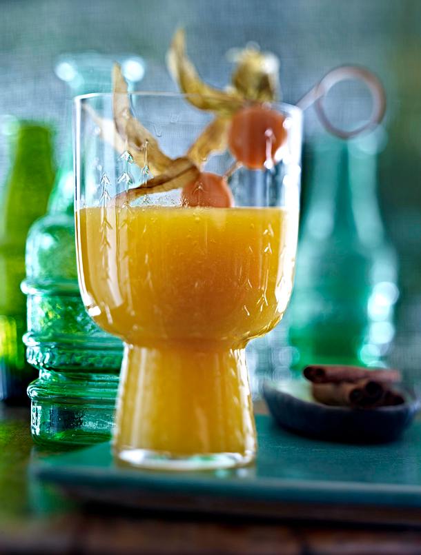 Exotische Drinks: Ananas-Mango-Smoothie mit Guyabano (ohne Spieß, mit Ananasblättern und Eiswürfeln Rezept Exotische Drinks: Ananas-Mango-Smoothie mit Guyabano (ohne Spieß, mit Ananasblättern und Eiswürfeln Rezept