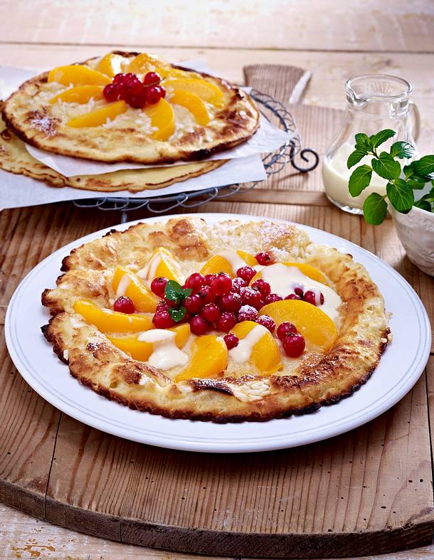 Süße Reispfannkuchen mit Aprikosenspalten und Johannisbeeren zu Vanillesoße Rezept Süße Reispfannkuchen mit Aprikosenspalten und Johannisbeeren zu Vanillesoße Rezept