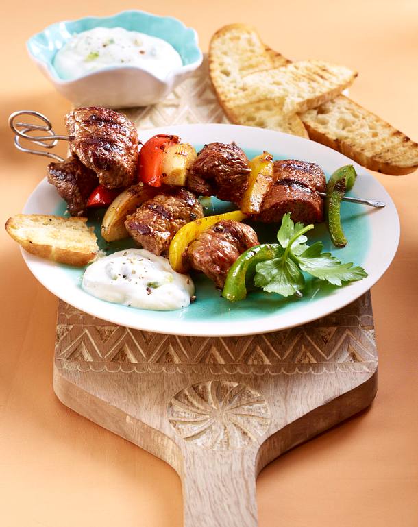 Grillspieße vom Rind mit geröstetem Fladenbrot Rezept Grillspieße vom Rind mit geröstetem Fladenbrot Rezept