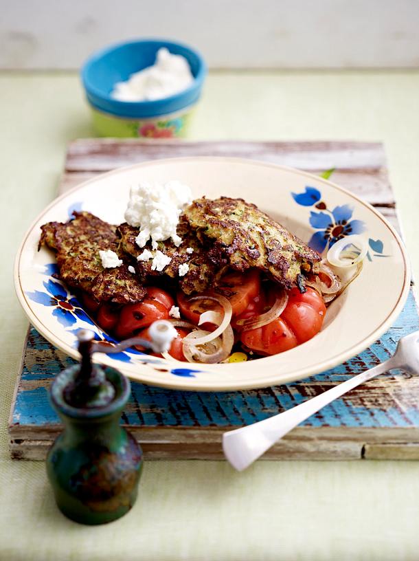 Zucchini-Hackpuffer mit Tomatensalat Rezept Zucchini-Hackpuffer mit Tomatensalat Rezept