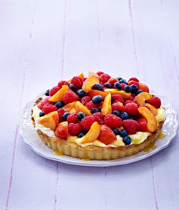 Mürbeteigtarte mit Mascarponecreme Aprikosen, Himbeeren und Blaubeeren Rezept Mürbeteigtarte mit Mascarponecreme Aprikosen, Himbeeren und Blaubeeren Rezept