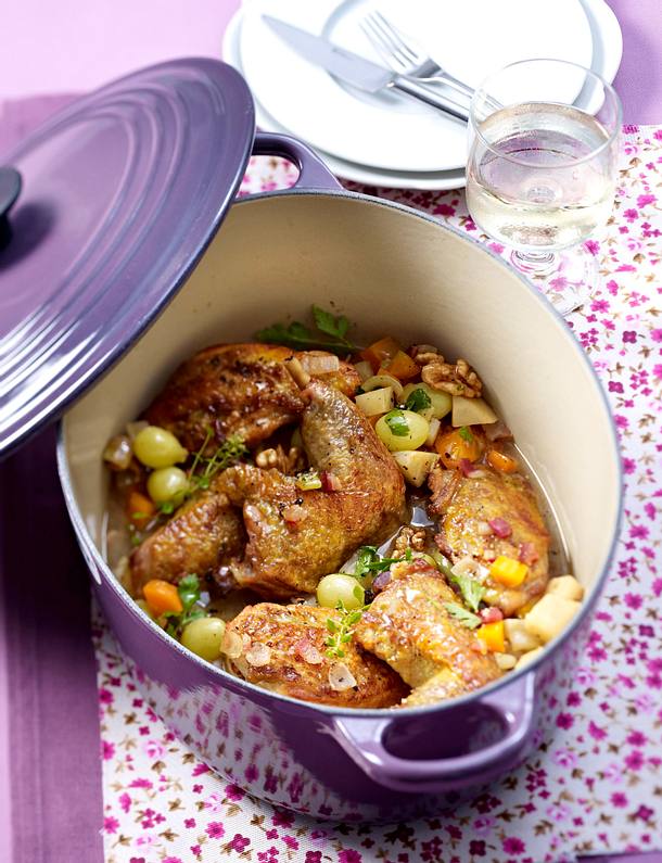 Pintade en cocotte aux noix et aux raisins frais Rezept