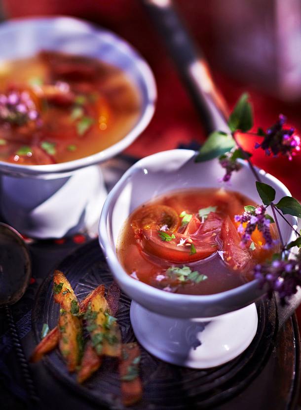 Tomaten-Nuss-Suppe aus schwarzen Tomaten mit Kräuterpommes Rezept Tomaten-Nuss-Suppe aus schwarzen Tomaten mit Kräuterpommes Rezept