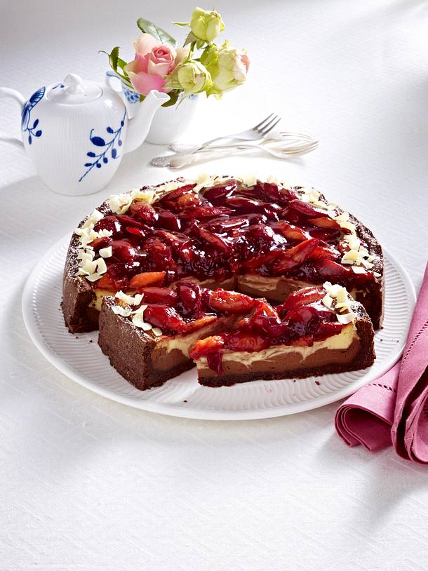 Käsekuchen Schwarz-Weiß mit beschwipsten Zwetschen Rezept Käsekuchen Schwarz-Weiß mit beschwipsten Zwetschen Rezept