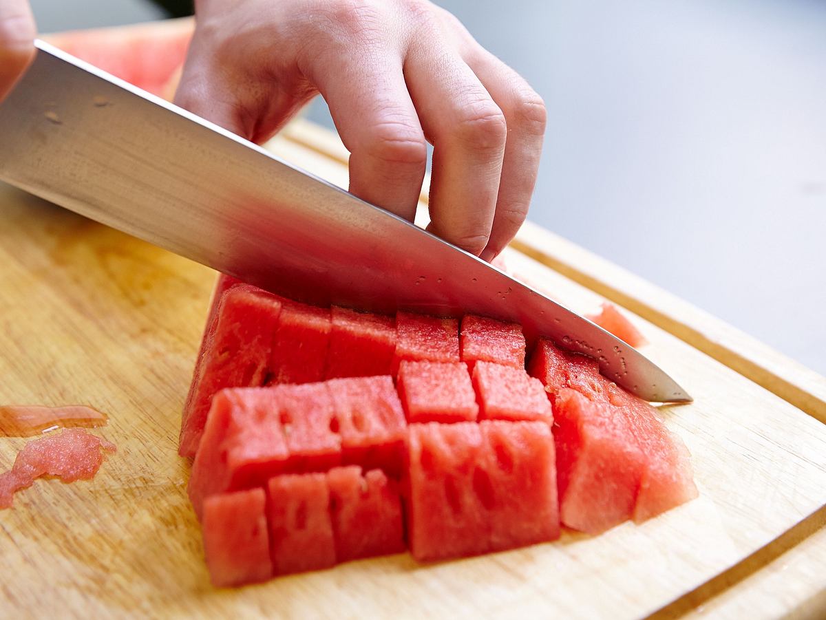Wassermelone in Würfel schneiden