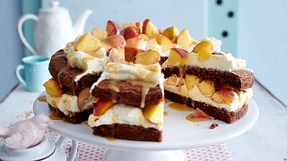 Schokoladenkuchen mit Pfirsichen und Marshmallowcreme Rezept - Foto: House of Food / Bauer Food Experts KG