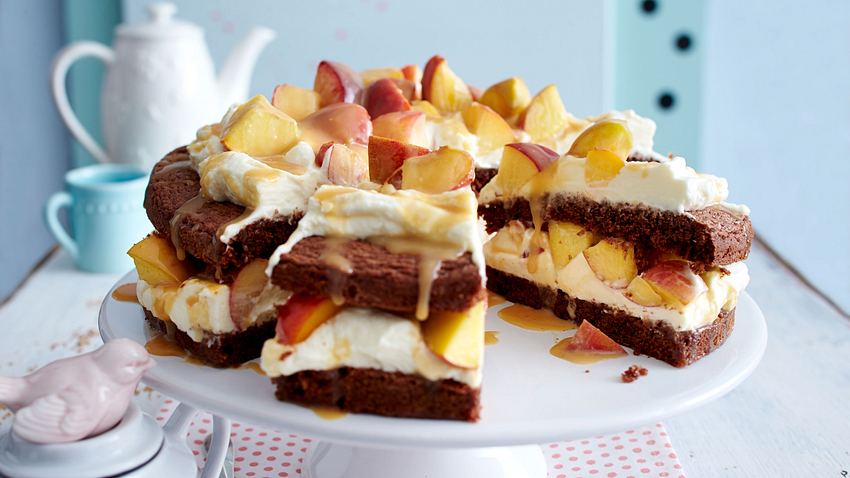 Schokoladenkuchen mit Pfirsichen und Marshmallowcreme Rezept - Foto: House of Food / Bauer Food Experts KG
