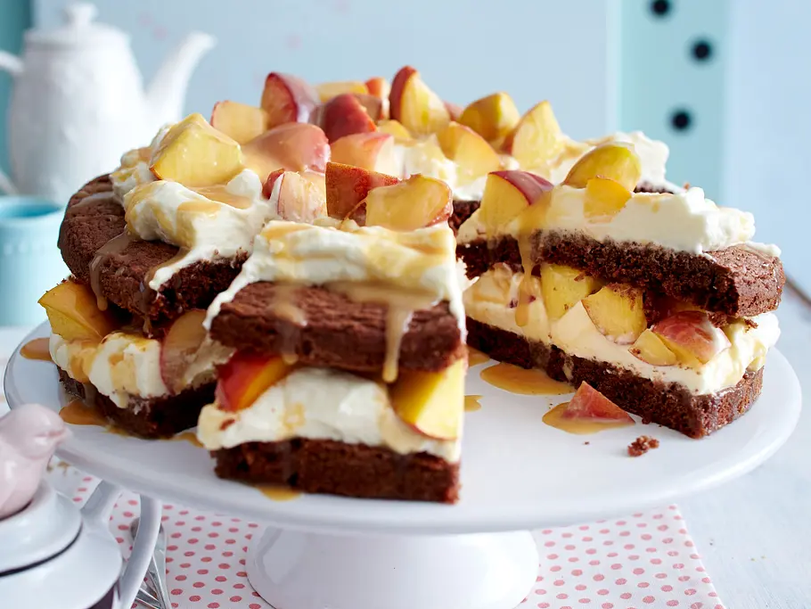Schokoladenkuchen mit Pfirsichen und Marshmallowcreme Rezept Schokoladenkuchen mit Pfirsichen und Marshmallowcreme Rezept