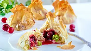 Käse-Cranberry-Säckchen aus Bätterteig mit Käse und Cranberry gefüllt - Foto: LECKER @ Bauer Media Group