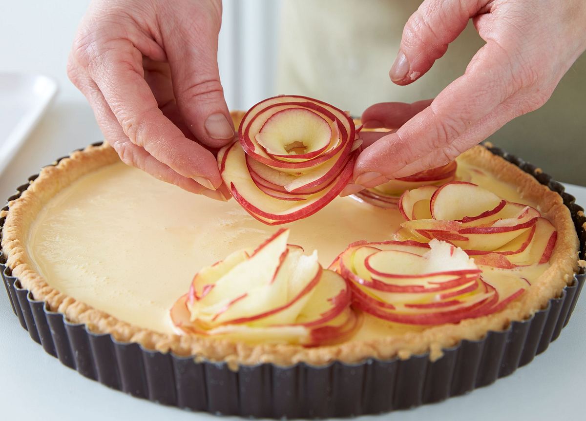 Apfel-Rosenkuchen: Apfelrosen auf den Teig setzen