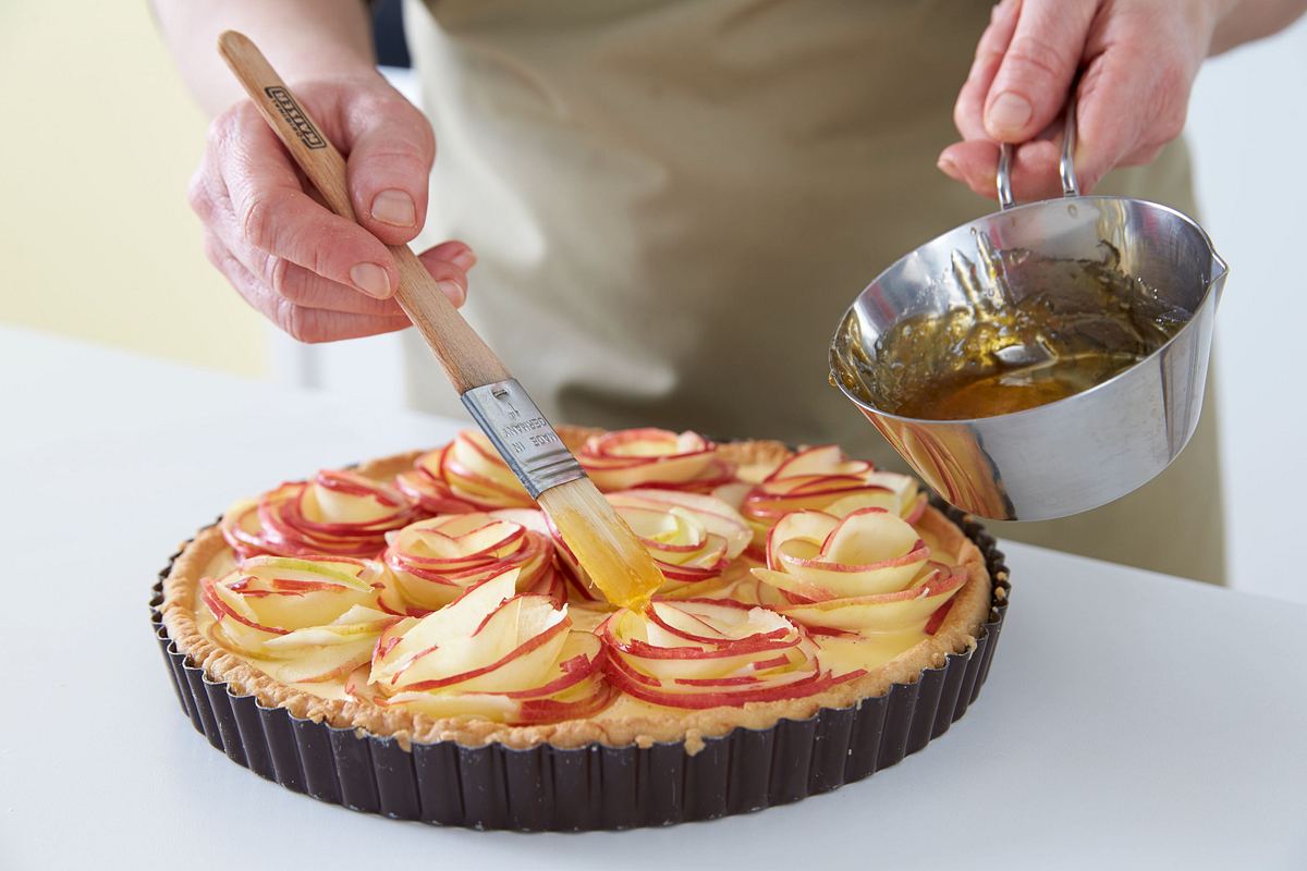 Apfel-Rosenkuchen: Kuchen glasieren