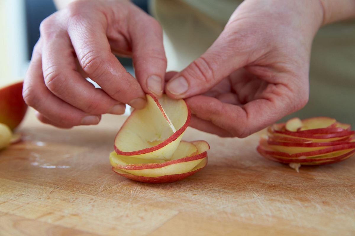 Apfel-Rosenkuchen: Apfelrosen formen