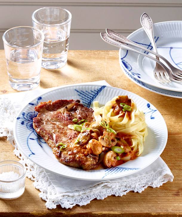 Schweinenacken-Kotelett mit Pilzrahm und Nudeln Rezept