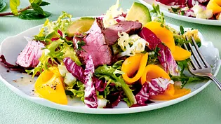 Avocado-Mango-Salat mit Steakstreifen auf einem Teller. - Foto: LECKER @ Bauer Media Group