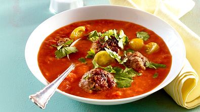 Cremige Tomaten-Kokos-Suppe mit saftigen Rinderbällchen, gelben Tomaten und frischem Koriander. - Foto: LECKER @ Bauer Media Group