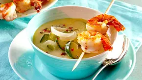 Cremige Zitronen-Joghurt-Suppe mit Zucchinischeiben und Zwiebeln, serviert mit gegrilltem Garnelenspieß. - Foto: LECKER @ Bauer Media Group Cremige Zitronen-Joghurt-Suppe mit Zucchinischeiben und Zwiebeln, serviert mit gegrilltem Garnelenspieß. - Foto: LECKER @ Bauer Media Group