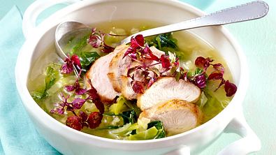 Leichter Eintopf mit Spitzkohl, Spinat und zart gebratenem Hähnchenbrustfilet, garniert mit frischen Kräutern. - Foto: LECKER @ Bauer Media Group