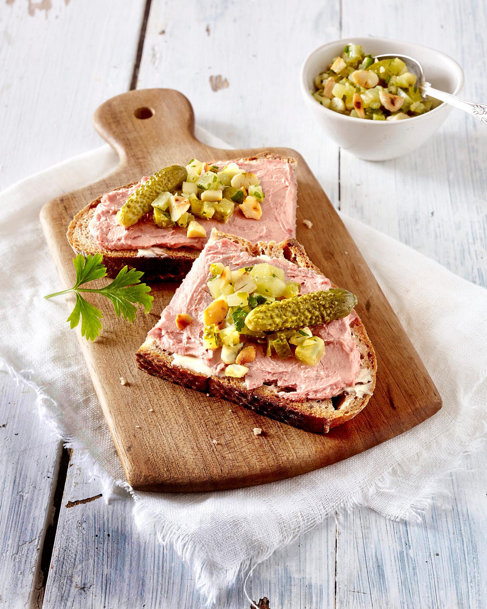 Gewürzgurken-Salsa auf Bauernbrot Rezept | LECKER Gewürzgurken-Salsa auf Bauernbrot Rezept | LECKER