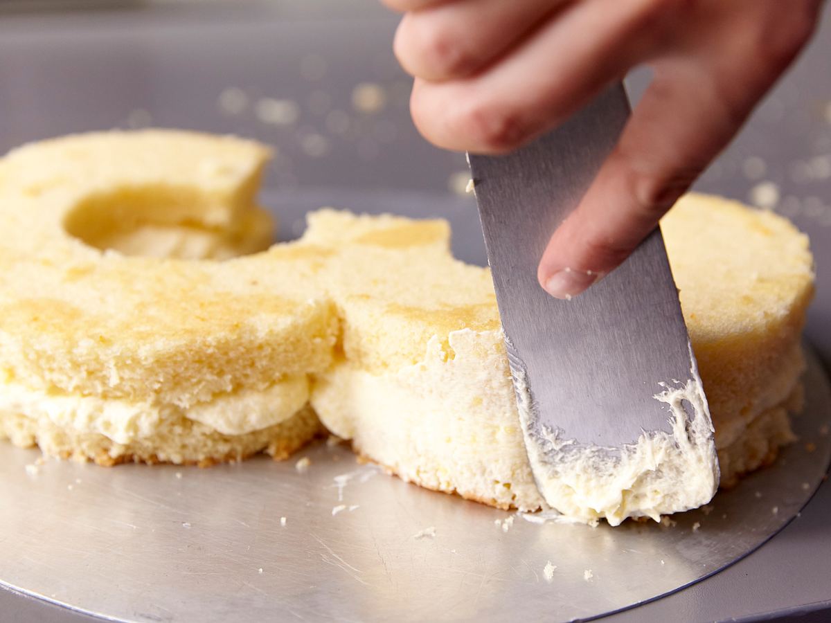 Zahlentorte: Ziffern stapeln und mit Buttercreme einstreichen