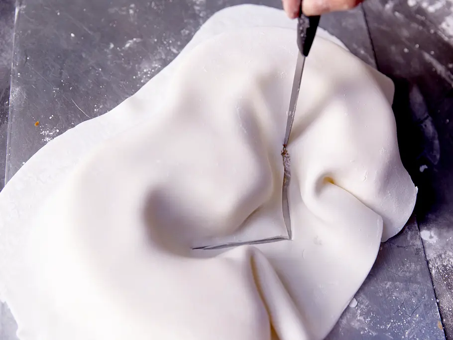 Zahlentorte: Fondantdecke auf die Torte legen Zahlentorte: Fondantdecke auf die Torte legen