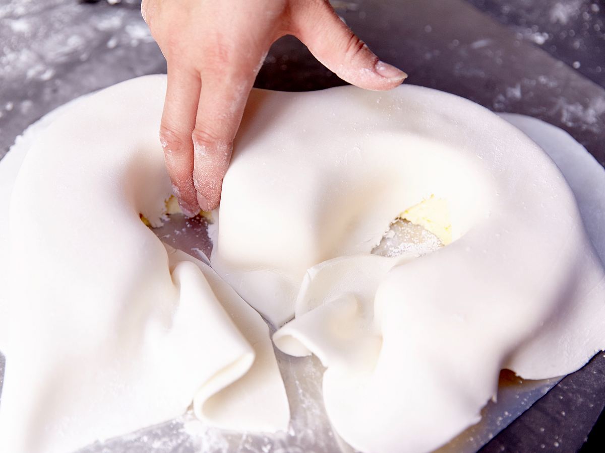 Zahlentorte: Torte mit Fondant eindecken